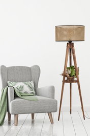 Opviq Lámpara de Pie con Trípode de Madera, Estantería y Pantalla de Ratán Marrón